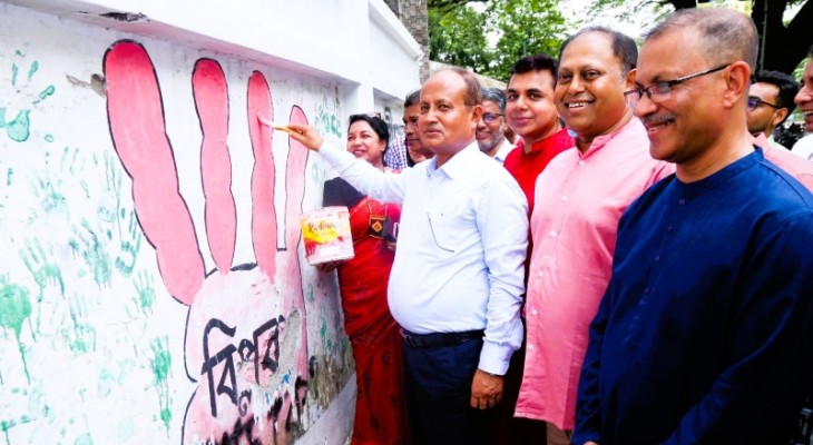 ঢাবি ক্যাম্পাসের জুলাই-গ্রাফিতিসমূহ পুনর্লিখন কার্যক্রম শুরু